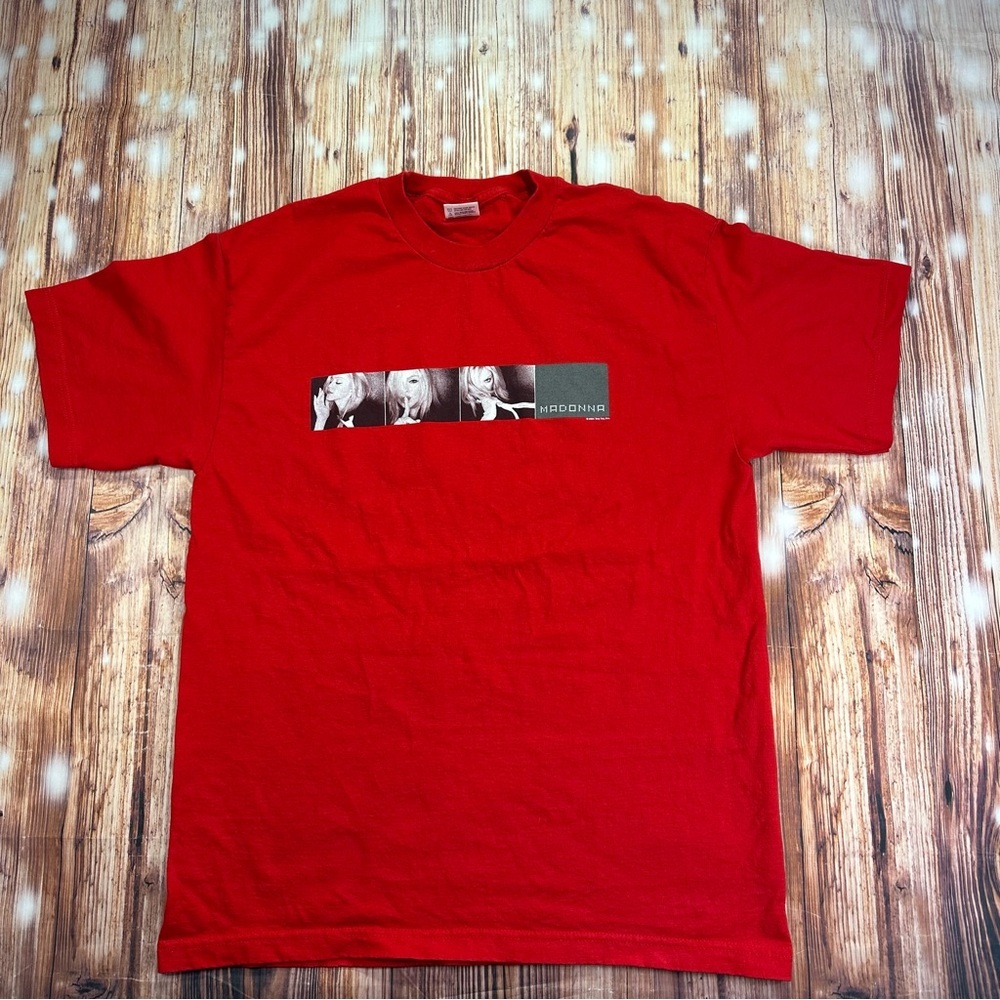 Vintage 2001 Madonna  Drowned World  Tour  
T-Shirt  Size Large